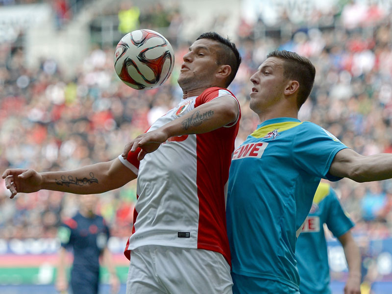 Augsburgs Raul Bobadilla behauptet den Ball vor Kölns Abwehrmann Kevin Wimmer.
