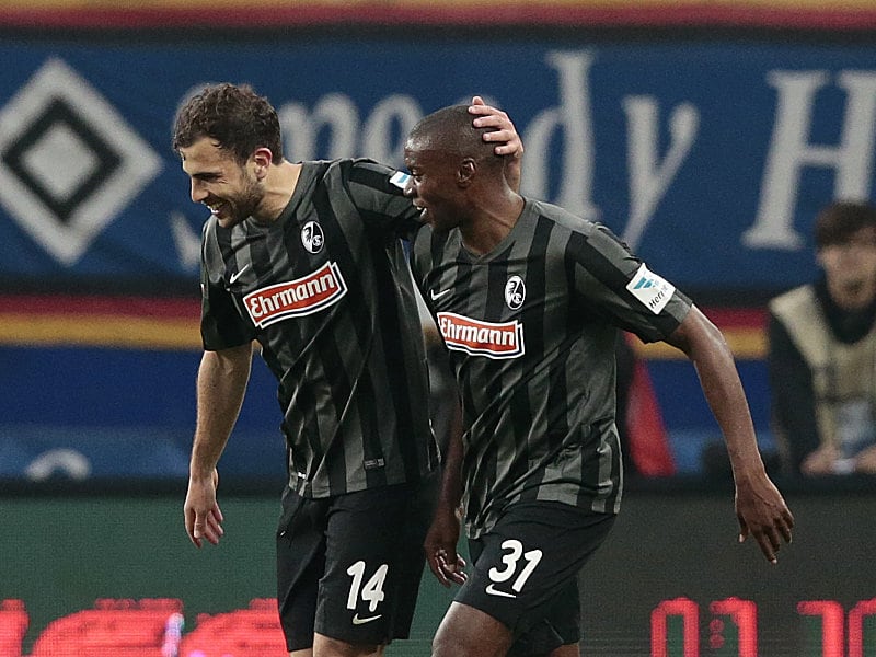 Freudestrahlend: Torschütze Admir Mehmedi und Vorlagengeber Karim Guedé freuen sich nach dem 1:0 für den SC Freiburg.