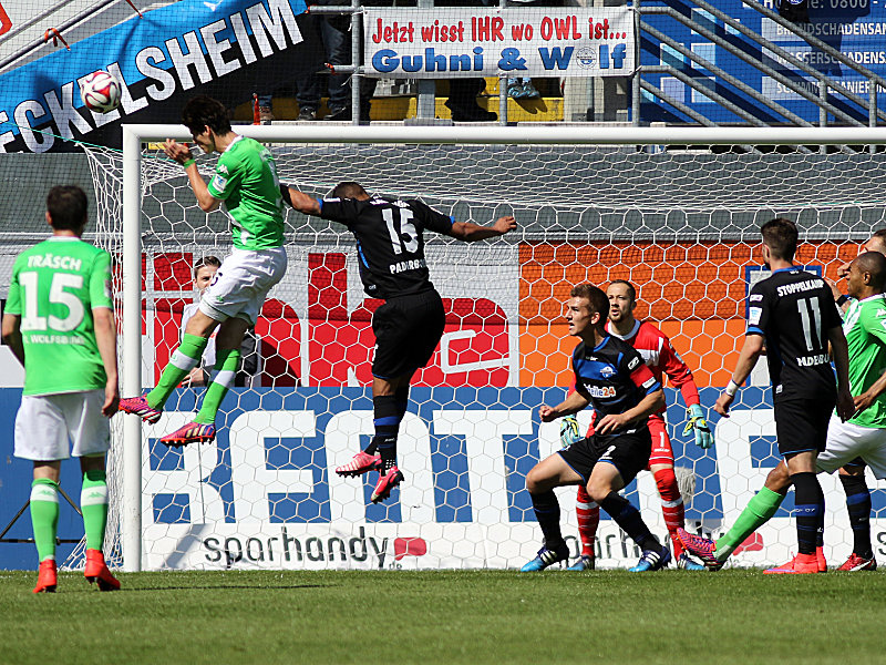 Mit Köpfchen ins Glück: Wolfsburg Klose (2.v.li.) trifft zum 1:0.