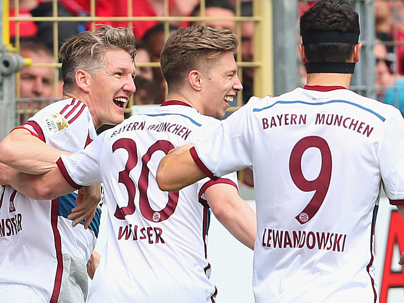 Glückliche Bayern: Schweinsteiger, Weiser und Lewandowski (v.li.) bejubeln das 1:0.