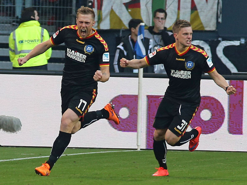 KSC-Torjäger Hennings schreit die Freude über sein frühes 1:0 heraus, auch Max ballt die Fäuste.