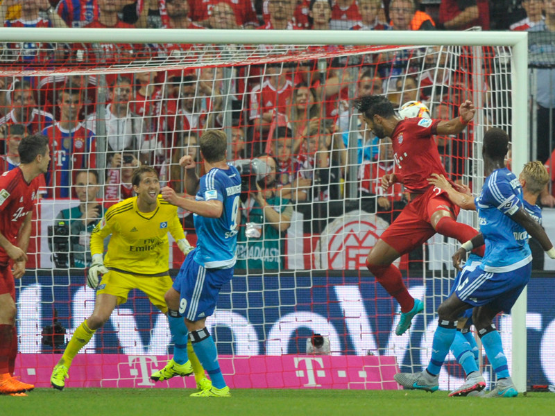 Das erste Bundesliga-Tor in der Saison 2015/16: Bayerns Medhi Benatia (3.v.r.) trifft mit der Schulter.