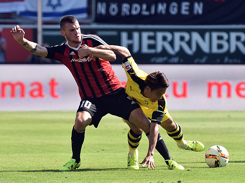 Gegen die Wand: Ingolstadts Pascal Groß im Duell Shinji Kagawa (re.).