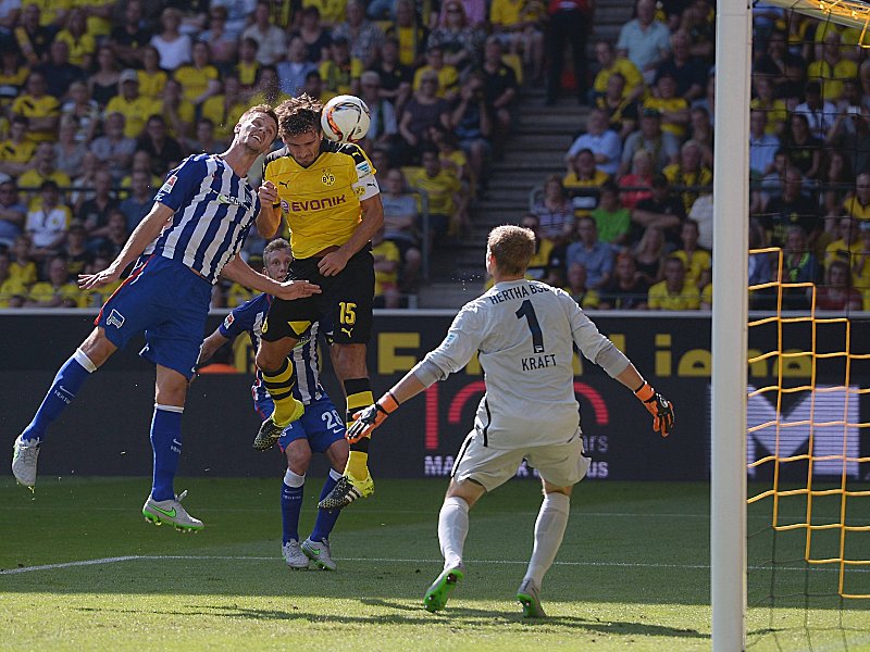Rein ins Glück: Mats Hummels (Mi.) trifft zum 1:0.