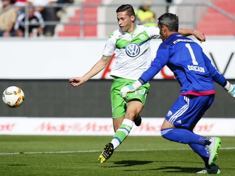 Einmal gefordert: Ramazan Özcan (re.) rettet gegen Wolfsburgs Julian Draxler.