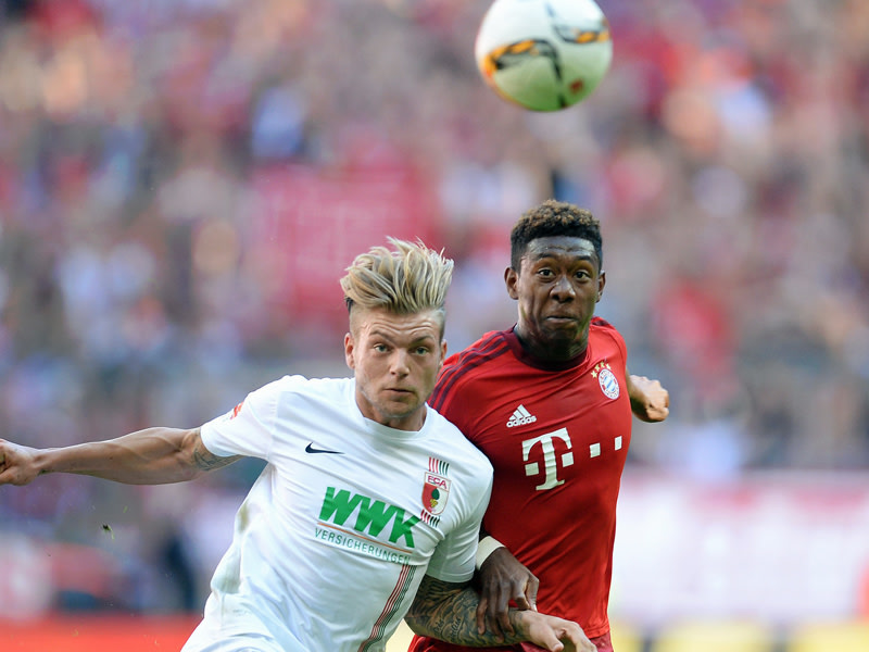 Augsburgs Torschütze Alexander Esswein (l.) im Duell mit David Alaba.