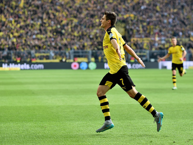 Lässt sich nach der Führung von Fans und Kollegen feiern: BVB-Offensivmann Jonas Hofmann setzt zum Jubellauf an