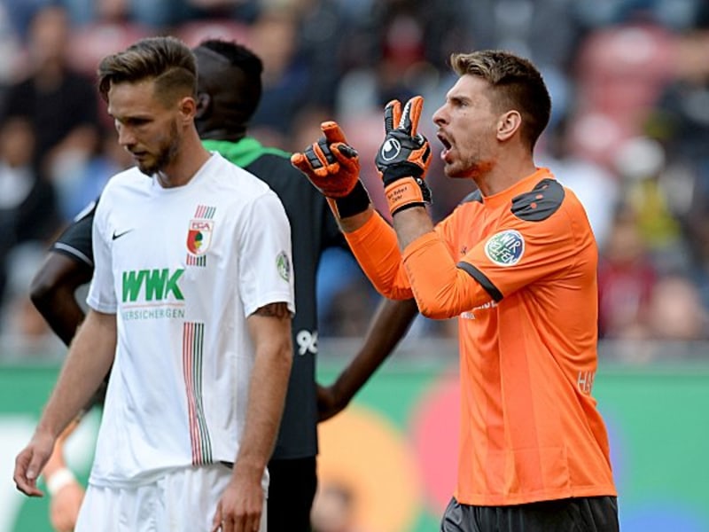 Zwei Gegentore innerhalb kürzester Zeit musste H96-Keeper Zieler gegen den FCA hinnehmen.