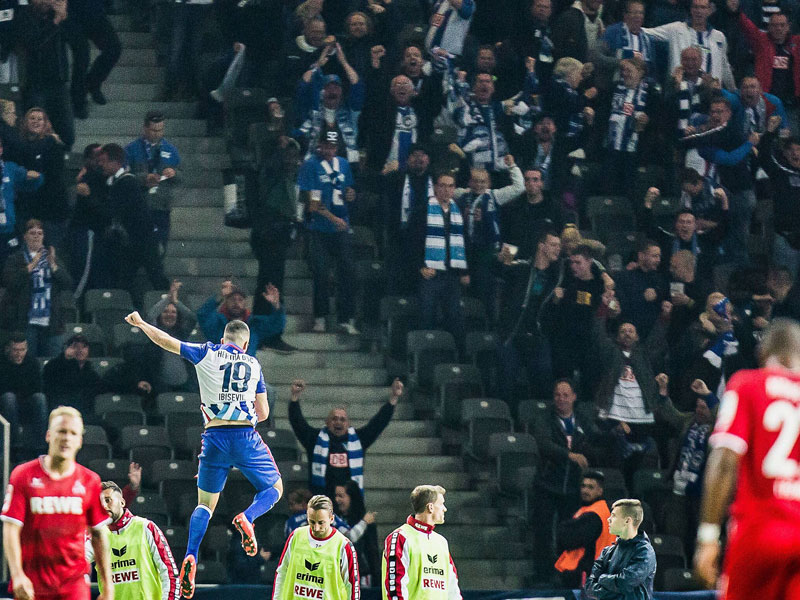 Jubelsprung: Vedad Ibisevic feiert sein Tor zum 1:0 gegen bedröppelte Kölner.