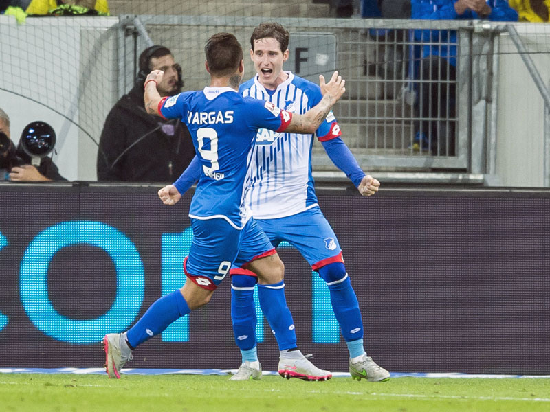 Befreiender Jubel: Nach der Führung bedankt sich Torschütze Sebastian Rudy bei Vorlagengeber Eduardo Vargas (#9).