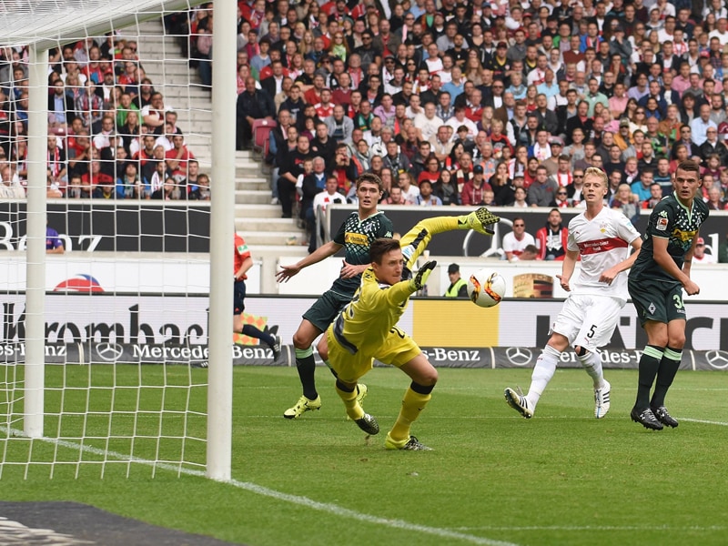 Gladbachs Granit Xhaka (r.) köpft zum zwischenzeitlichen 1:0 gegen Stuttgart ein.
