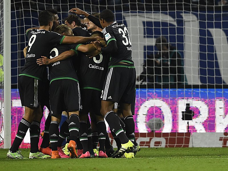 Jubeltraube: Der FC Schalke 04 feiert das 1:0 von Leroy Sané.