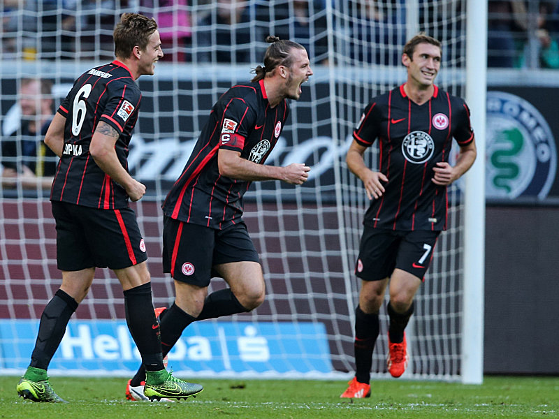 Und schon wieder getroffen: Frankfurts Meier (Mi.) bejubelt sein 1:0. Oczipka und Reinartz (re.) feiern mit.