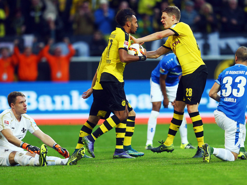 BVB-Goalgetter Pierre-Emerick Aubameyang (l.) nach dem Ausgleich mit Vorlagengeber Matthias Ginter.