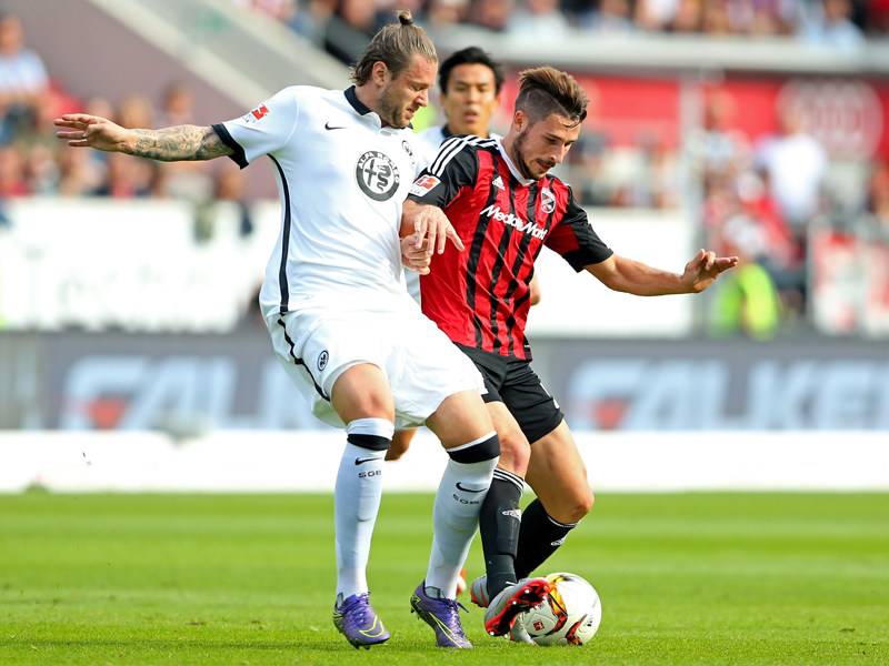 Frankfurts Marco Russ und Ingolstadts Methew Leckie kämpfen um den Ball.