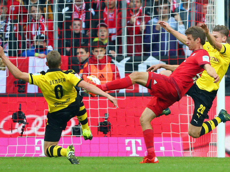 Cool blieb Thomas Müller nicht nur bei seinem Treffer zum 1:0. Sven Bender du Lukasz Piszczek kommen zu spät.