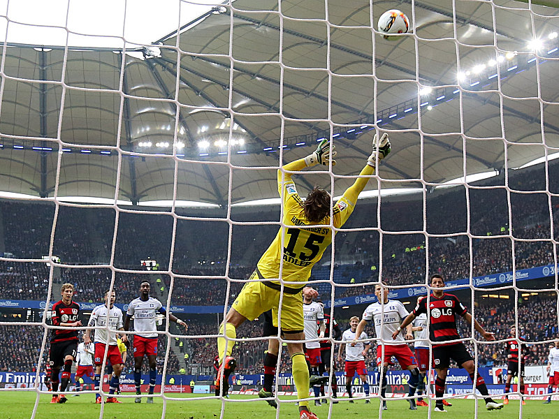 Eine von mehreren Glanzparaden von HSV-Keeper René Adler gegen Leverkusen.
