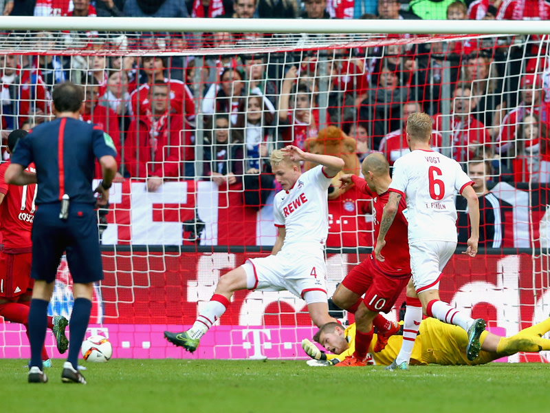 Arjen Robben (#10) bricht nach etwas über einen halben Stunde den Bann und erzielt das 1:0.