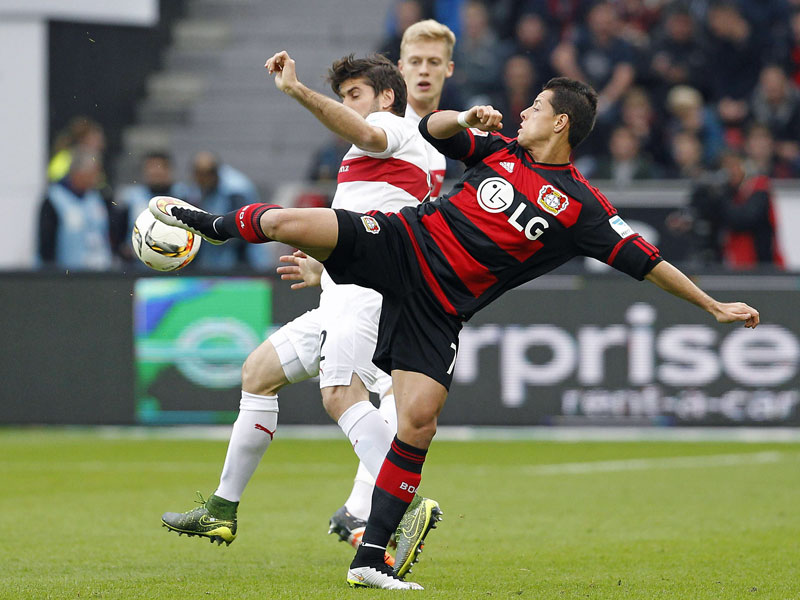 Umkämpft: Leverkusens Angreifer Hernandez (vorne) duelliert sich mit Stuttgarts Insua.