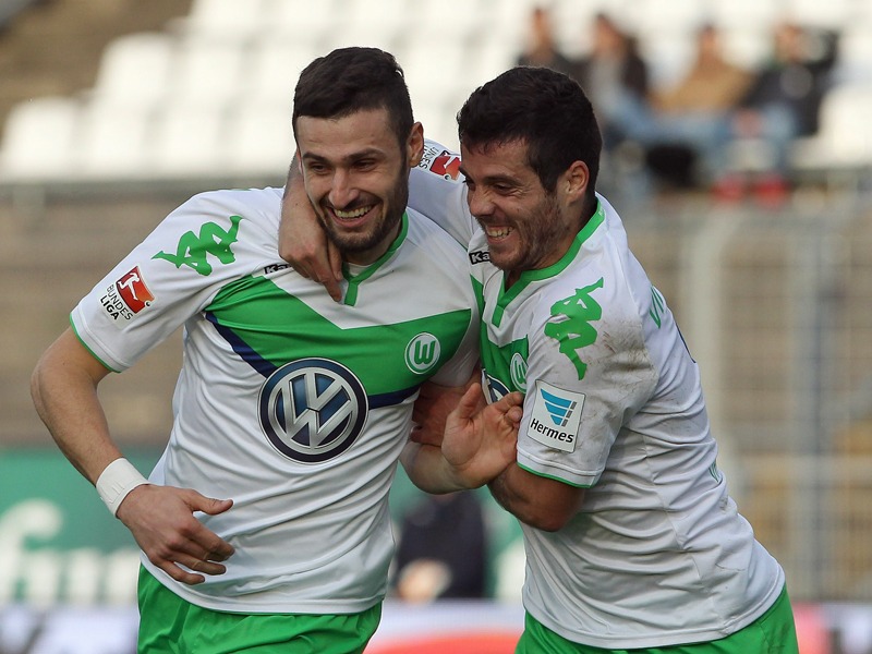 Daniel Caligiuri (li.) feiert seinen Treffer mit Teamkollege Vieirinha.