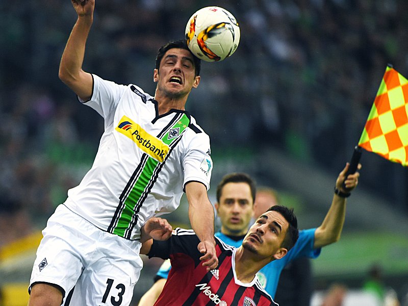 Luftduell: Gladbachs Lars Stindl (l.) gegen FCI-Verteidiger Benjamin Hübner.