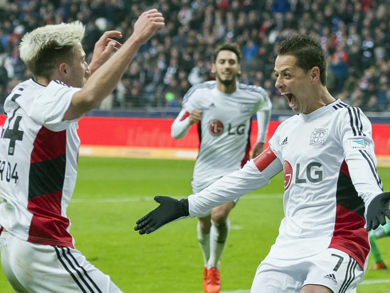 Vorbereiter und Torschütze: Kevin Kampl und Chicharito (r.).
