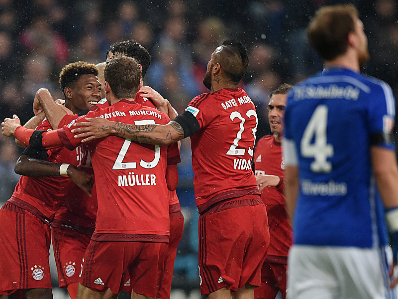 David Alaba (li.) hatte abgezogen, Leon Goretzka unglücklich abgefälscht: 1:0 für den FC Bayern.