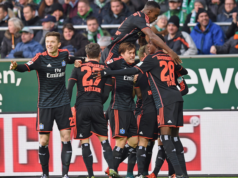 Die Spieler des Hamburger SV bejubeln das Führungstor von Ivo Ilicevic.