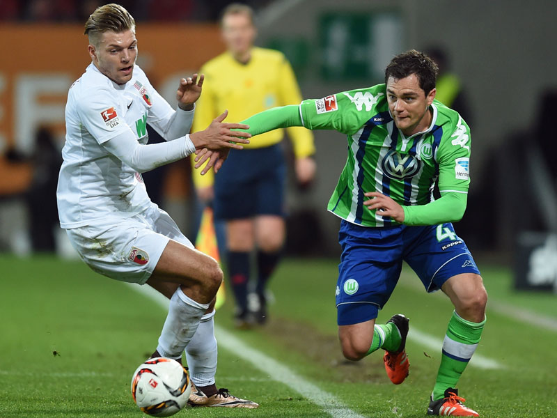 Hart umkämpft, aber selten hochklassig: Augsburgs Alexander Esswein und Wolfsburgs Marcel Schäfer (r.) streiten sich um den Ball.