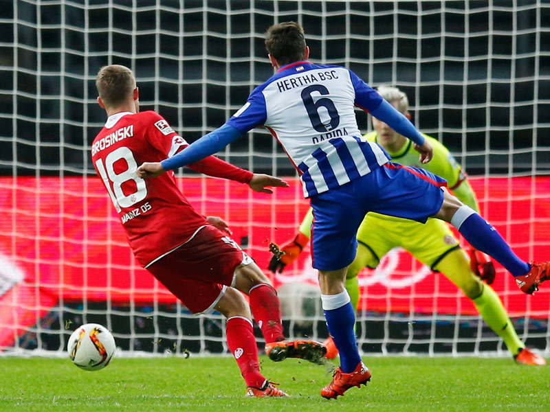 Vladimir Darida trifft aus der Distanz zum 1:0 der Hertha.