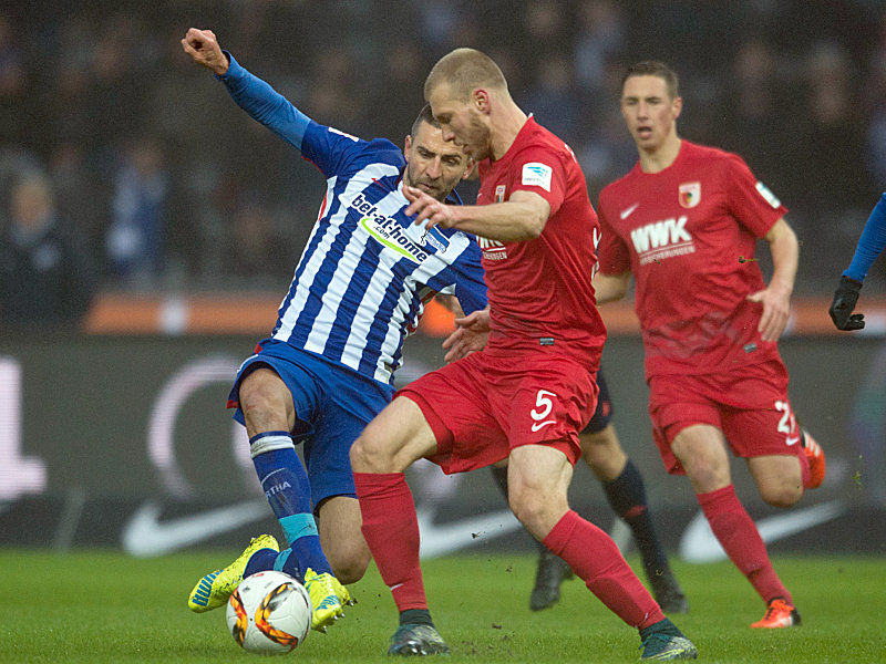 Trugen den einen oder anderen Zweikampf aus: Berlins Vehad Ibisevic und der Augsburger Ragnar Klavan.