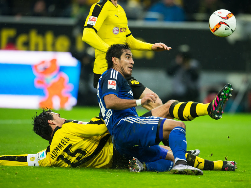 Riesenchance für Dario Lezcano (re.): Mats Hummels klärt erst in letzter Sekunde.