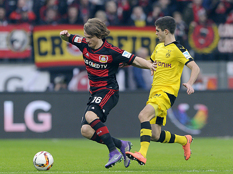 Kampf um den Ball: Leverkusens Tin Jedvaj im Duell mit Christian Pulisic (re.).