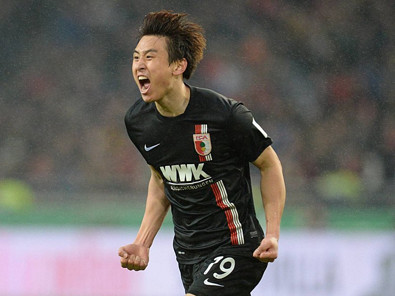 Freudenschrei: Augsburgs Ja-Cheol Koo jubelt über seinen Treffer zum 1:0.