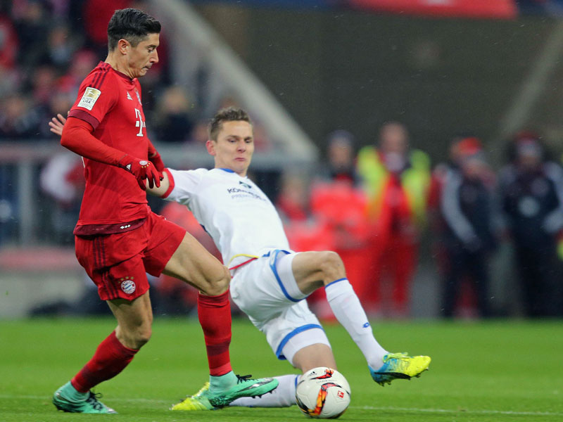 Wohl getimte Grätsche: Mainz' Abwehrmann Bungert stoppt Lewandowski.