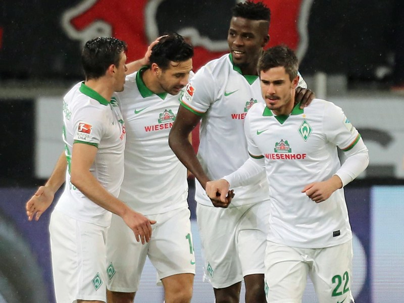 Werder Bremen jubelt über das 1:0 von Fin Bartels (re.).