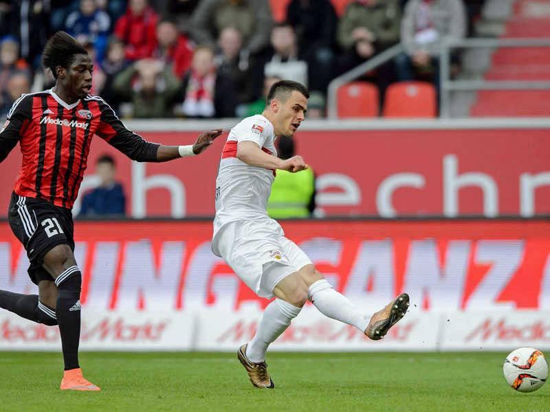 Stuttgarts Kostic ist da Costa entwischt und überwindet FCI-Keeper Özcan - 1:1.
