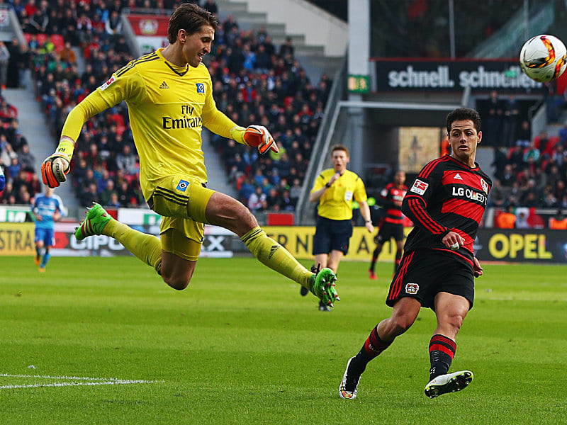 Flugkünste: Hamburgs Adler klärt vor Chicharito (re.).
