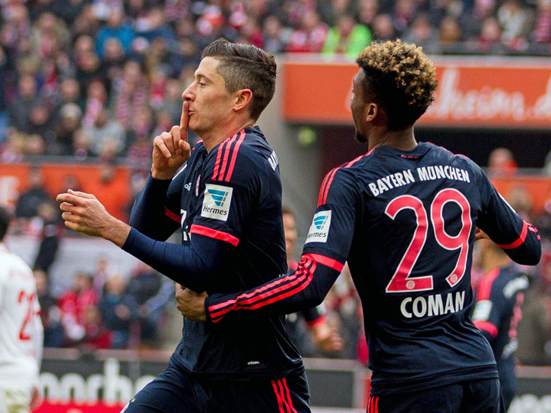 Jubelpose: Robert Lewandowski feiert sein Tor in Köln, Kingsley Coman beglückwünscht den Polen.