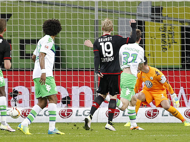 Abgeklärt gemacht: Julian Brandt trifft aus zwölf Metern zur Führung. Die Wölfe-Abwehr ist im Kollektiv machtlos.