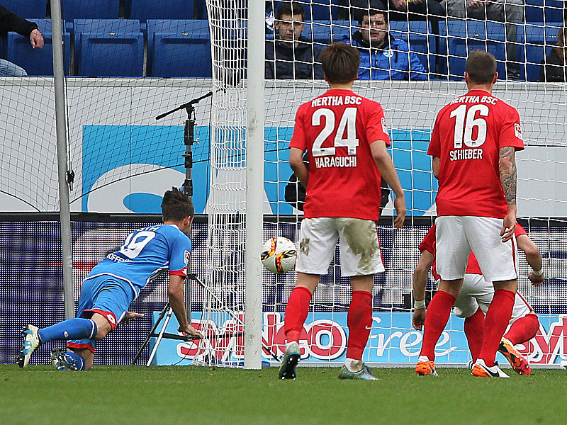Die Entscheidung: Mark Uth (l.) köpft zum 2:1 ein.