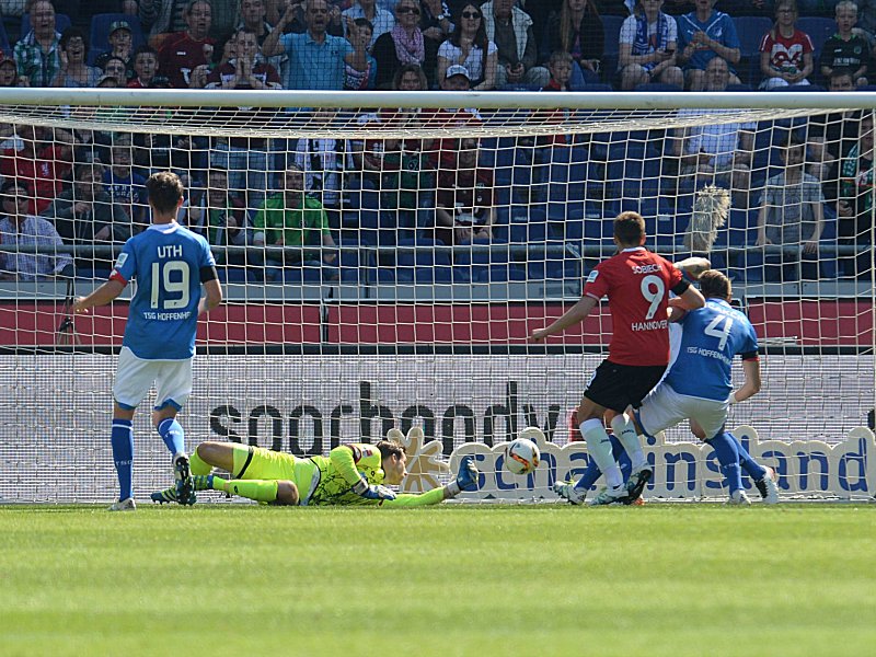 Hoffenheims Keeper Oliver Baumann (liegend) kann nur hinterherblicken, wie der Ball die Linie überquert.
