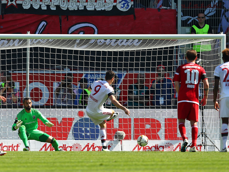 Das 1:0 für die Bayern: Robert Lewandowski lässt Ramazan Özcan vom Punkt keine Chance.