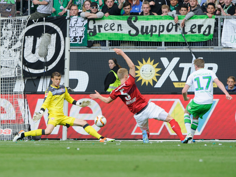 Das 2:0: Wolfsburgs André Schürrle (r.) trifft gegen Stuttgarts Mitch Langerak (l.) und Timo Baumgartl.