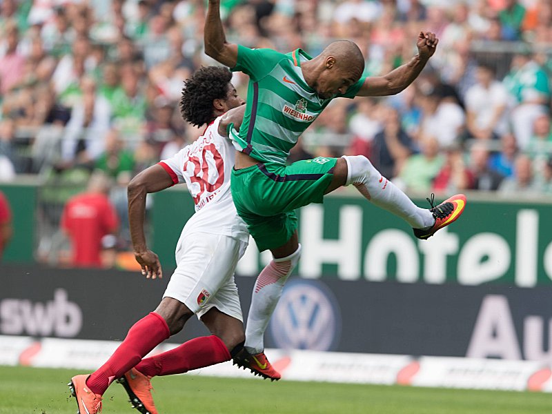 Voller Einsatz: Augsburgs Caiuby im Duell mit Theodor Gebre Selassie (re.).