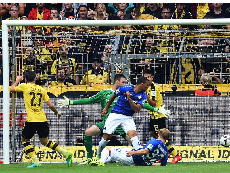 Die frühe Dortmunder Führung: Gonzalo Castro gibt drei Darmstädtern das Nachsehen.