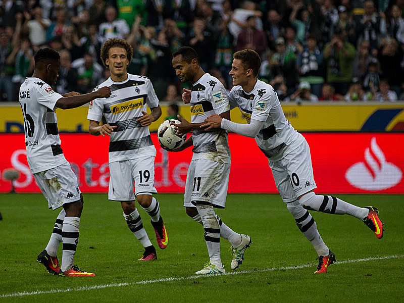 In Feierlaune: Doppelpacker Raffael (mit dem Ball in der Hand) und seine Gladbacher Kollegen.