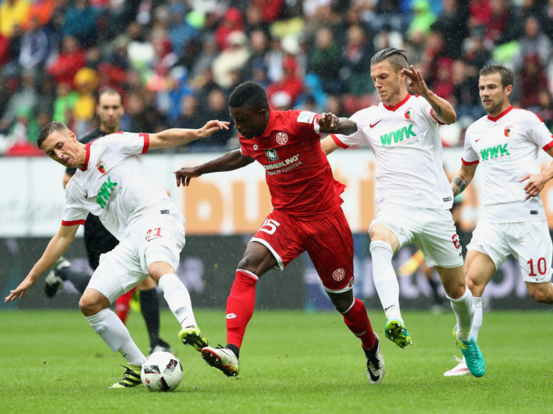 Umzingelt: 05-Angreifer Cordoba gegen drei Augsburger.