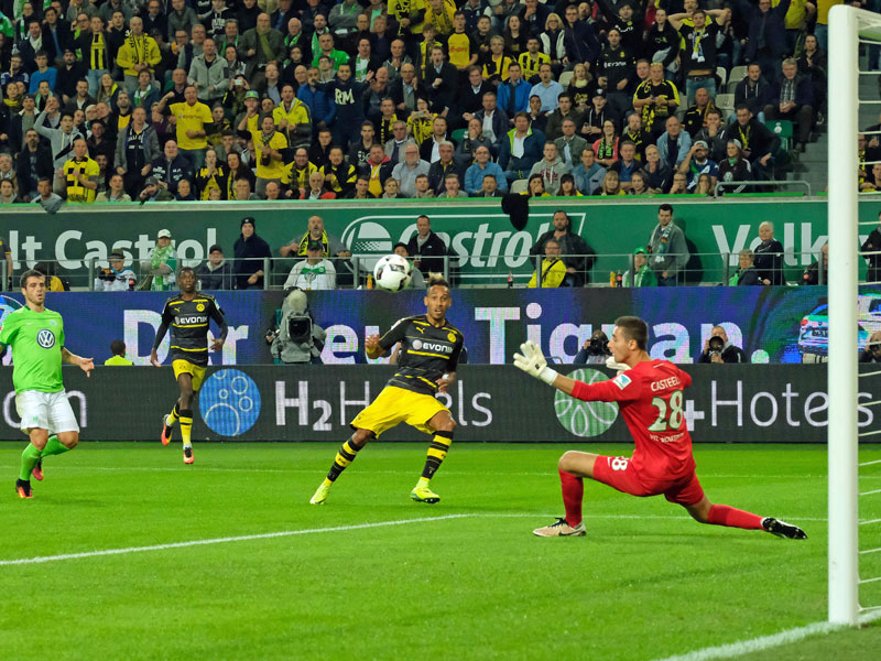 2:0 - Pierre-Emerick Aubameyang (2.v.r.) schlenzt den Ball an VfL-Keeper Koen Casteels vorbei ins Netz.