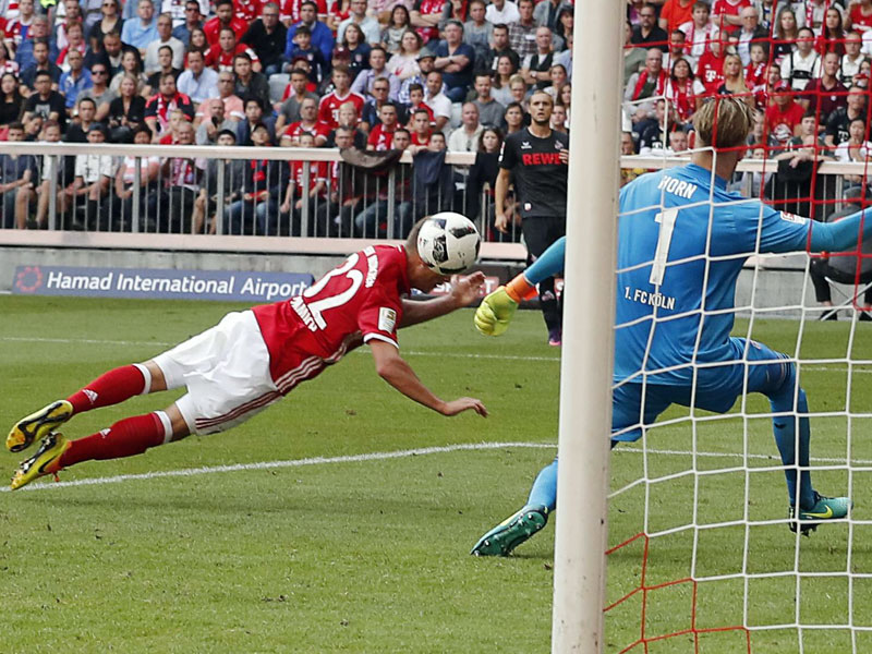 Der Bann ist gebrochen: Joshua Kimmich (#32) bringt die Bayern gegen Köln per Flugkopfball in Führung.